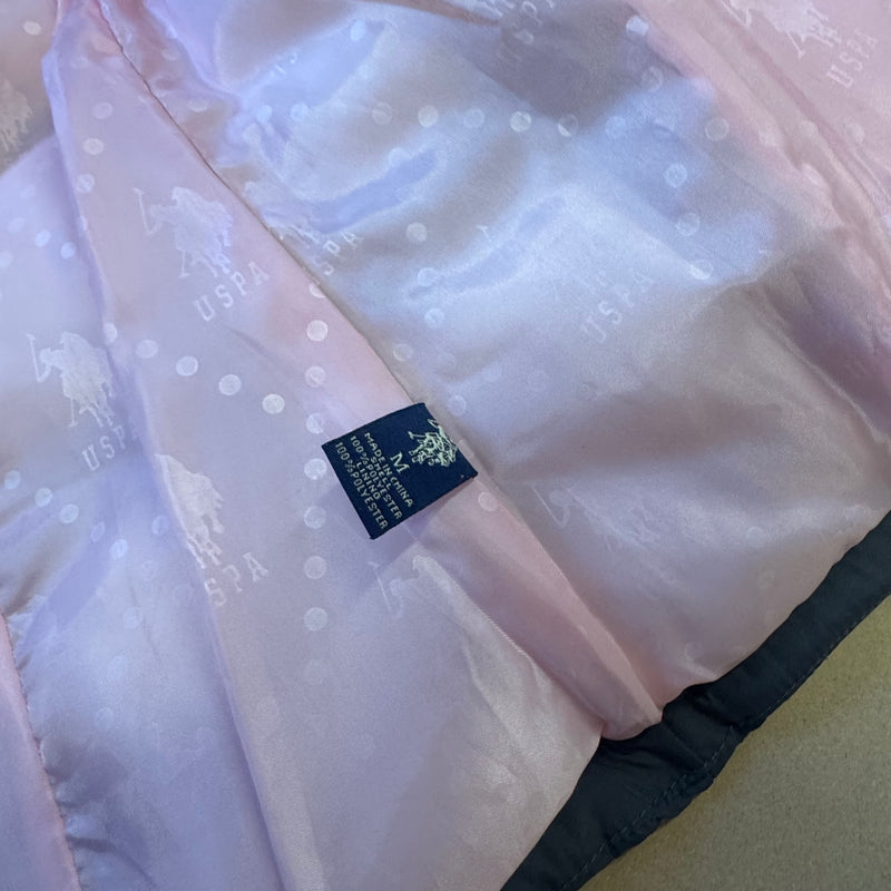 Detailansicht: Sourced limited accessories and clothes US Polo Assn fur hood puffer vest – Logo, Nähte oder Material