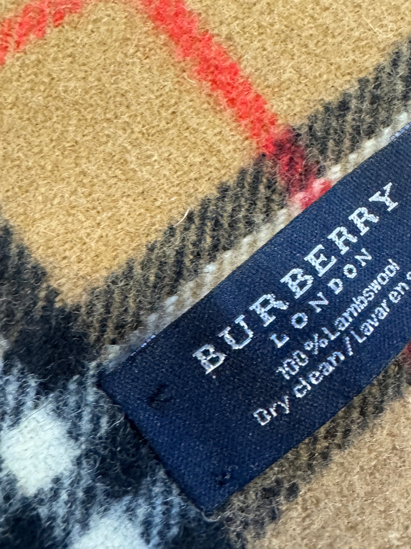 Detailansicht: Sourced limited accessories and clothes Burberry London lambswool scarf – Logo, Nähte oder Material