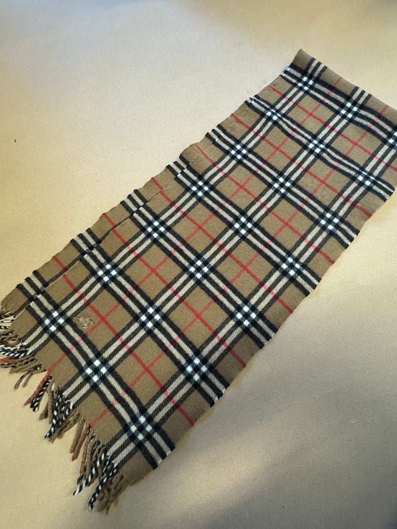 Detailansicht: Sourced limited accessories and clothes Burberry London lambswool scarf – Logo, Nähte oder Material