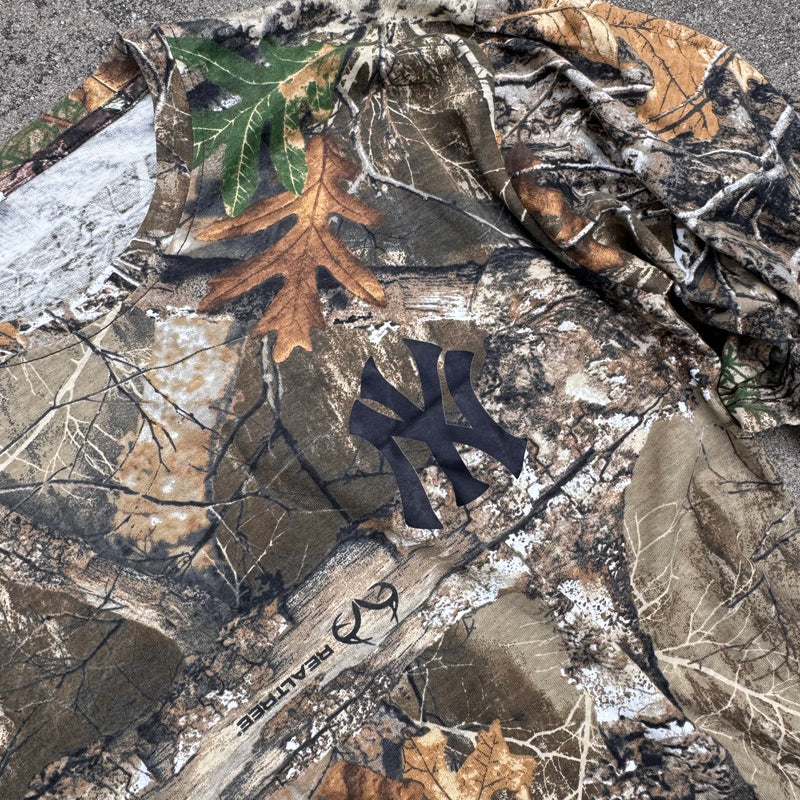 Detailansicht: Sourced limited accessories and clothes Yankees custom made camouflage longsleeve black – Logo, Nähte oder Material