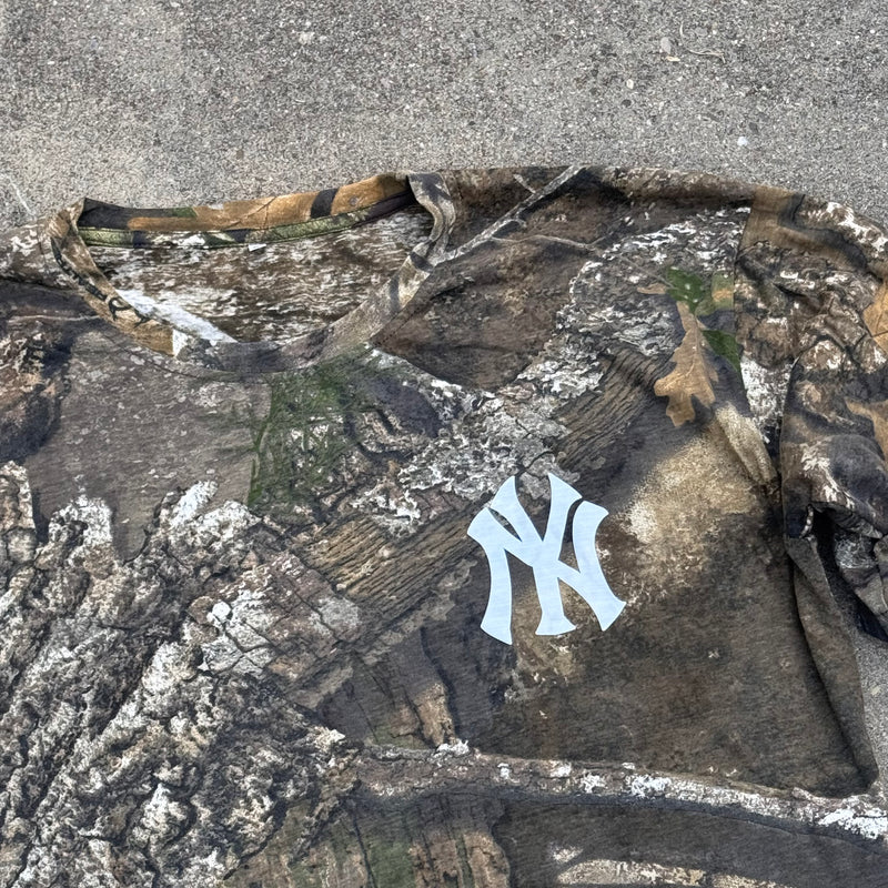 Detailansicht: Sourced limited accessories and clothes Yankees custom made camouflage longsleeve white – Logo, Nähte oder Material