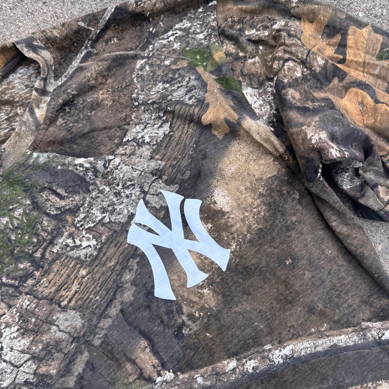 Detailansicht: Sourced limited accessories and clothes Yankees custom made camouflage longsleeve white – Logo, Nähte oder Material