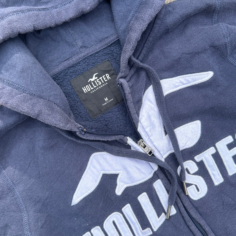 Detailansicht: Sourced limited accessories and clothes Hollister Y2K dark zip-hoodie – Logo, Nähte oder Material
