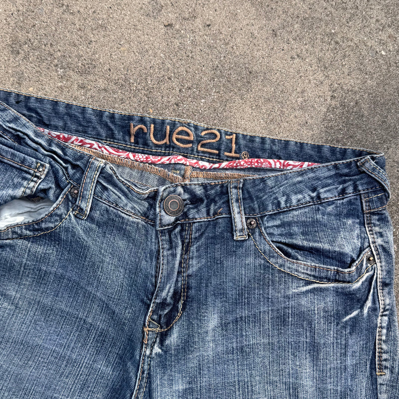 Detailansicht: Sourced limited accessories and clothes Rue 21 Y2K bootcut wide leg light jeans – Logo, Nähte oder Material