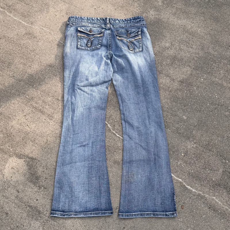 Detailansicht: Sourced limited accessories and clothes Rue 21 Y2K bootcut wide leg light jeans – Logo, Nähte oder Material