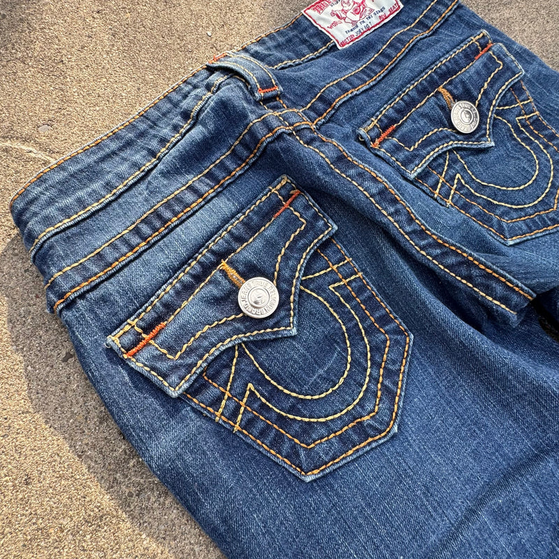 Detailansicht: Sourced limited accessories and clothes True Religion bootcut wide leg vintage denim jeans – Logo, Nähte oder Material