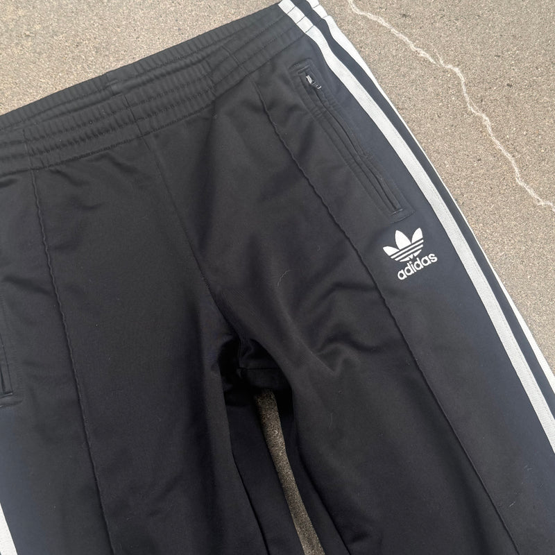 Detailansicht: Sourced limited accessories and clothes Adidas Firebird black vintage track pants – Logo, Nähte oder Material