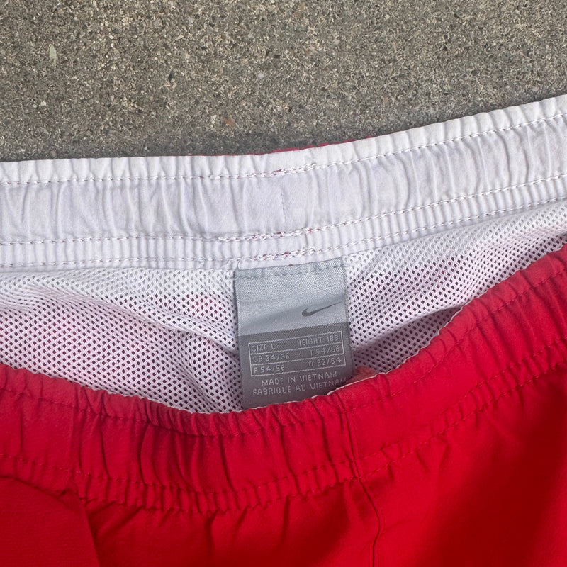 Detailansicht: Sourced limited accessories and clothes Nike vintage red bathing shorts – Logo, Nähte oder Material