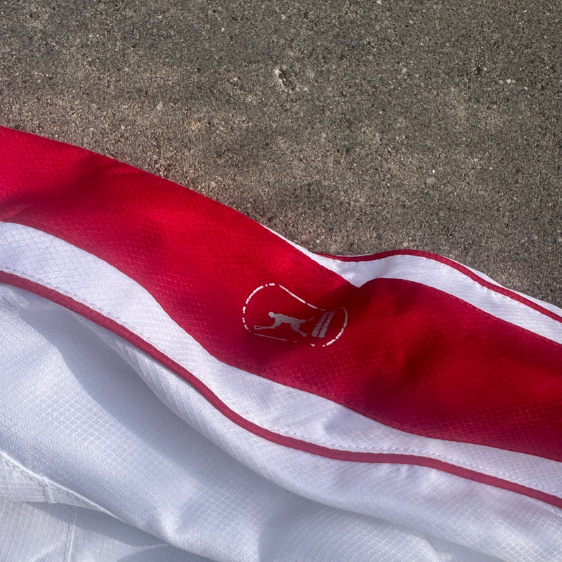 Detailansicht: Sourced limited accessories and clothes Sergio Tacchini white and red retro track jacket – Logo, Nähte oder Material