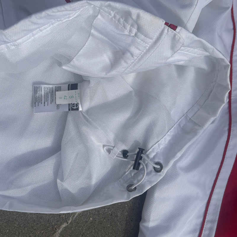 Detailansicht: Sourced limited accessories and clothes Sergio Tacchini white and red retro track jacket – Logo, Nähte oder Material