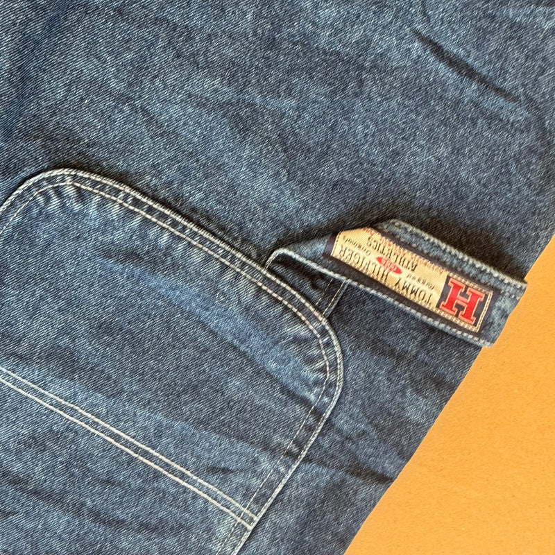 Detailansicht: Sourced limited accessories and clothes Ultra baggy Tommy Hilfiger large jeans – Logo, Nähte oder Material