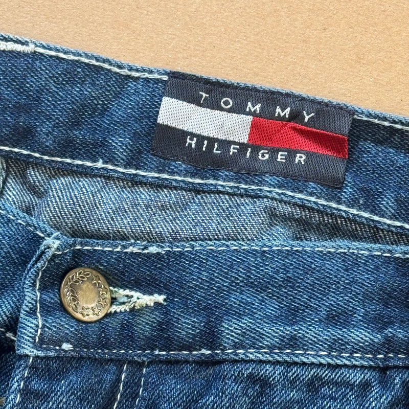 Detailansicht: Sourced limited accessories and clothes Ultra baggy Tommy Hilfiger large jeans – Logo, Nähte oder Material