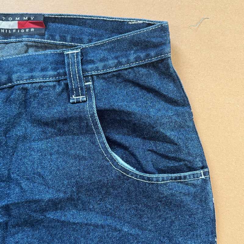 Detailansicht: Sourced limited accessories and clothes Ultra baggy Tommy Hilfiger large jeans – Logo, Nähte oder Material