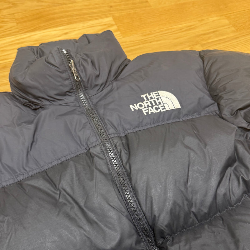 Detailansicht: Sourced limited accessories and clothes The North Face down puffer jacket – Logo, Nähte oder Material