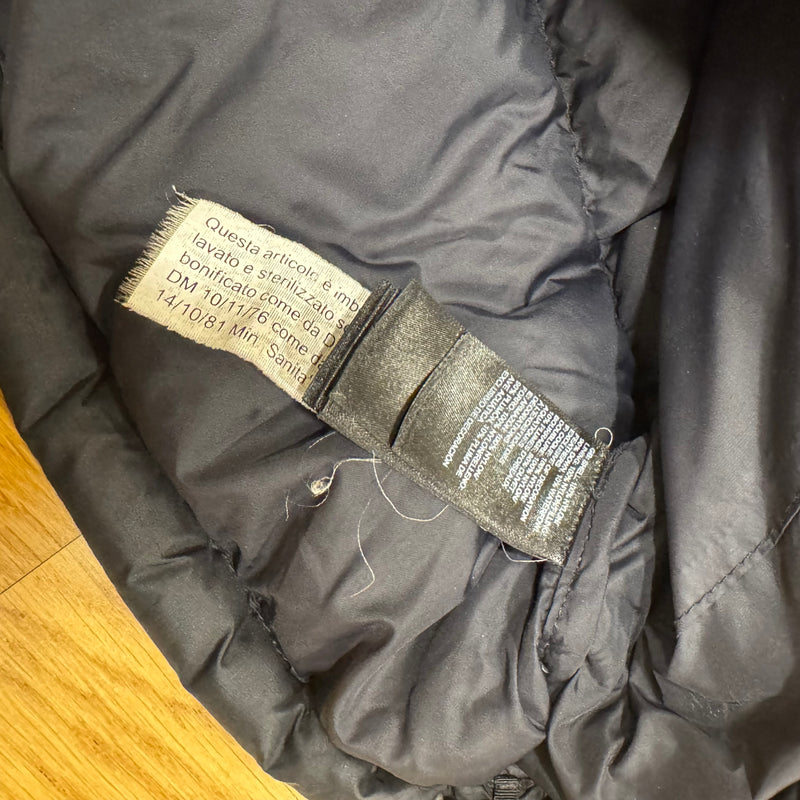 Detailansicht: Sourced limited accessories and clothes The North Face down puffer jacket – Logo, Nähte oder Material