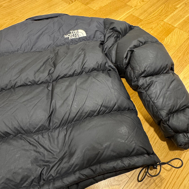 Detailansicht: Sourced limited accessories and clothes The North Face down puffer jacket – Logo, Nähte oder Material
