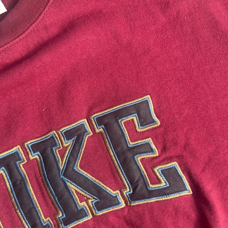 Detailansicht: Sourced limited accessories and clothes Nike vintage 90s burgundy sweatshirt – Logo, Nähte oder Material