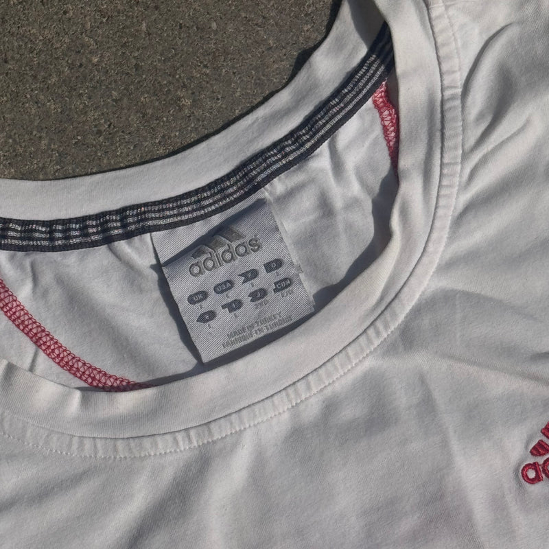 Detailansicht: Sourced limited accessories and clothes Adidas Sportswear white tank top – Logo, Nähte oder Material