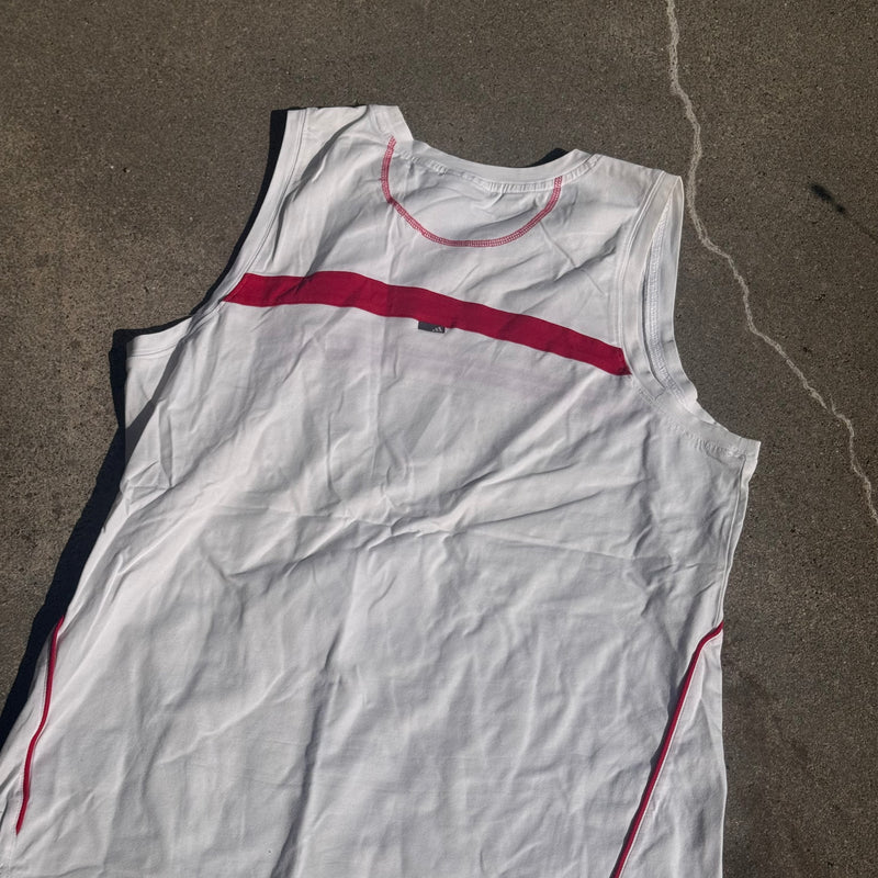 Detailansicht: Sourced limited accessories and clothes Adidas Sportswear white tank top – Logo, Nähte oder Material