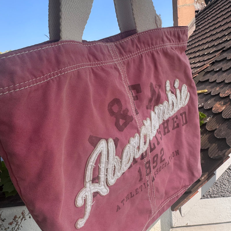 Detailansicht: Sourced limited accessories and clothes Abercrombie & Fitch pink handbag – Logo, Nähte oder Material