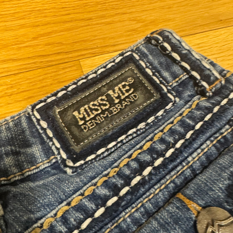 Detailansicht: Sourced limited accessories and clothes Miss Me Y2K wide leg low waist jeans – Logo, Nähte oder Material