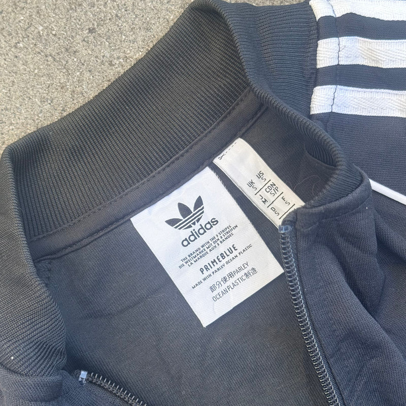 Detailansicht: Sourced limited accessories and clothes adidas retro streetwear black track jacket – Logo, Nähte oder Material
