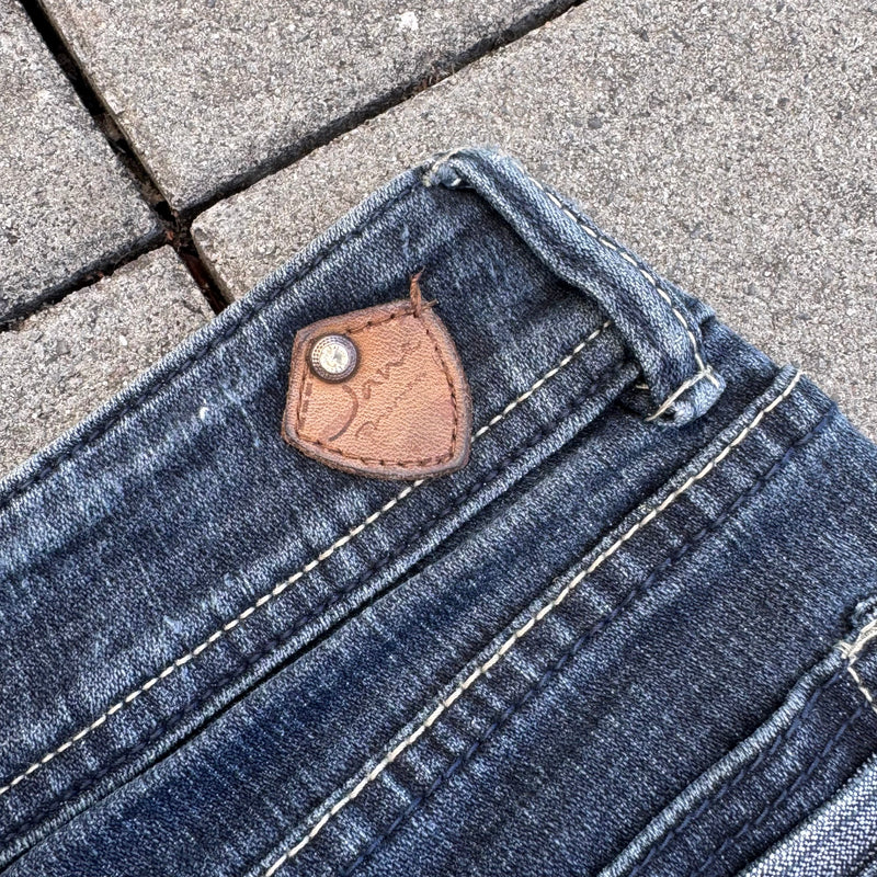 Detailansicht: Sourced limited accessories and clothes Jane Hortan Y2K bootcut low waist jeans – Logo, Nähte oder Material