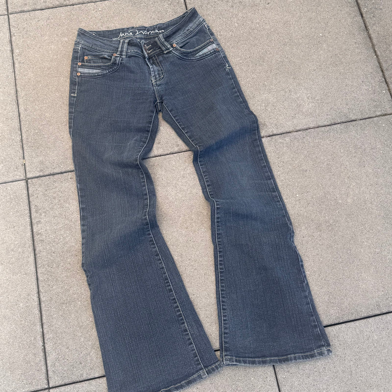 Detailansicht: Sourced limited accessories and clothes Jane Hortan Y2K bootcut low waist jeans – Logo, Nähte oder Material