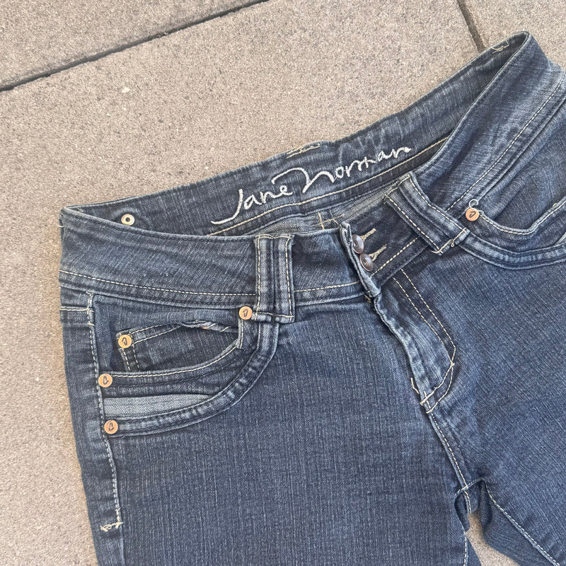 Detailansicht: Sourced limited accessories and clothes Jane Hortan Y2K bootcut low waist jeans – Logo, Nähte oder Material