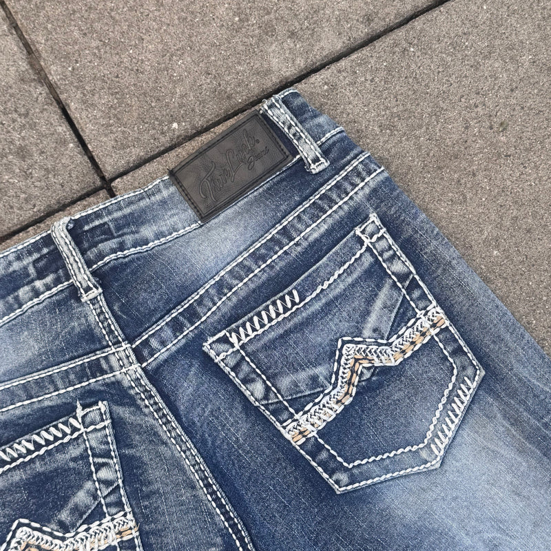 Detailansicht: Sourced limited accessories and clothes True Luck Y2K bootcut wide leg jeans – Logo, Nähte oder Material