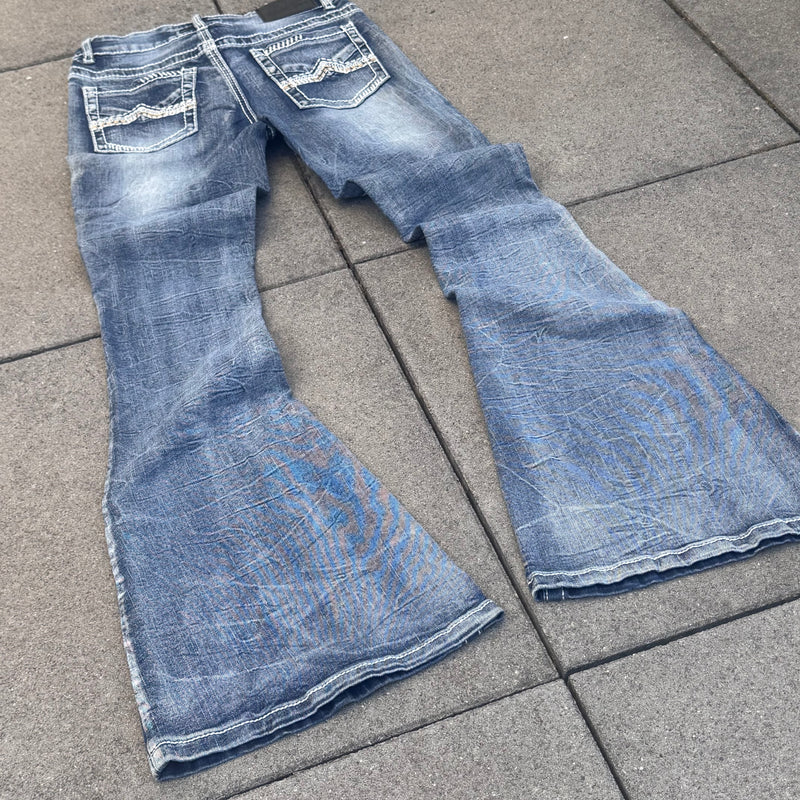 Detailansicht: Sourced limited accessories and clothes True Luck Y2K bootcut wide leg jeans – Logo, Nähte oder Material