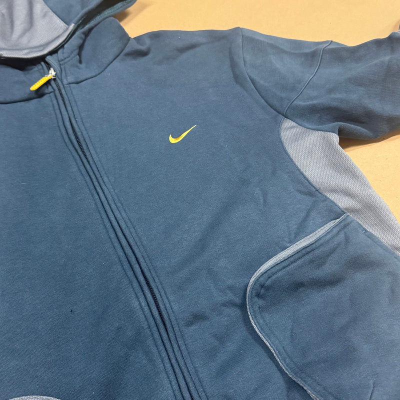 Detailansicht: Sourced limited accessories and clothes Nike streetwear zipped hoodie 00s – Logo, Nähte oder Material