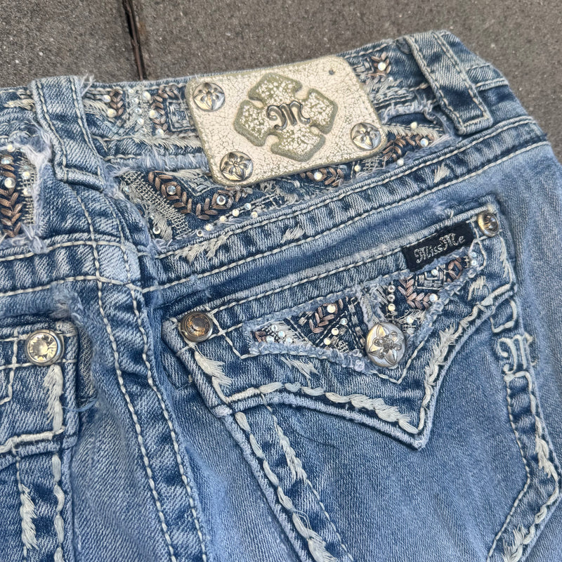 Detailansicht: Sourced limited accessories and clothes Miss Me mid rise straight Y2K jeans – Logo, Nähte oder Material