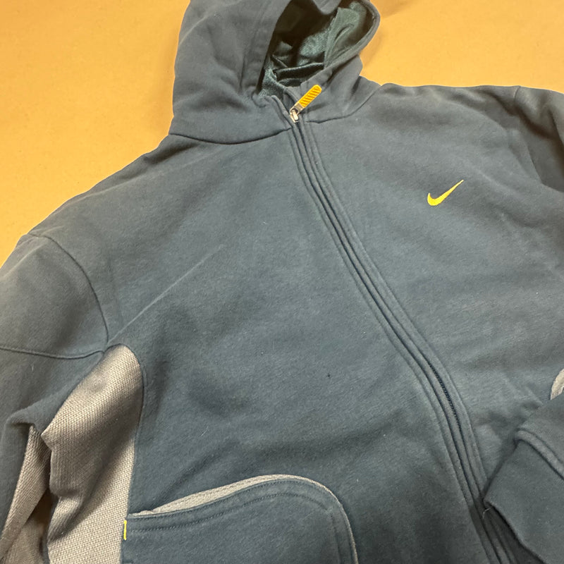 Detailansicht: Sourced limited accessories and clothes Nike streetwear zipped hoodie 00s – Logo, Nähte oder Material