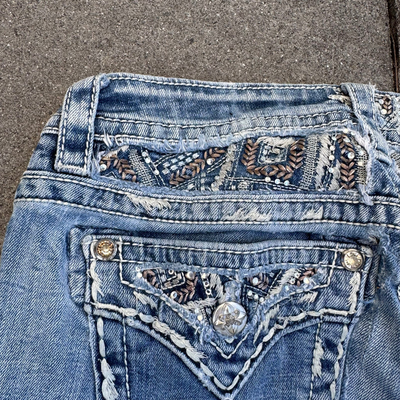 Detailansicht: Sourced limited accessories and clothes Miss Me mid rise straight Y2K jeans – Logo, Nähte oder Material