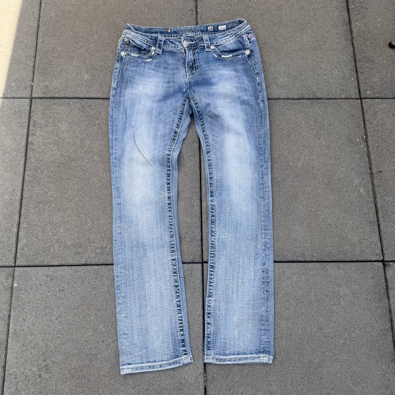 Detailansicht: Sourced limited accessories and clothes Miss Me mid rise straight Y2K jeans – Logo, Nähte oder Material