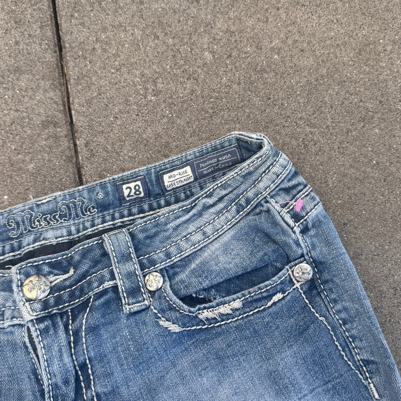 Detailansicht: Sourced limited accessories and clothes Miss Me mid rise straight Y2K jeans – Logo, Nähte oder Material