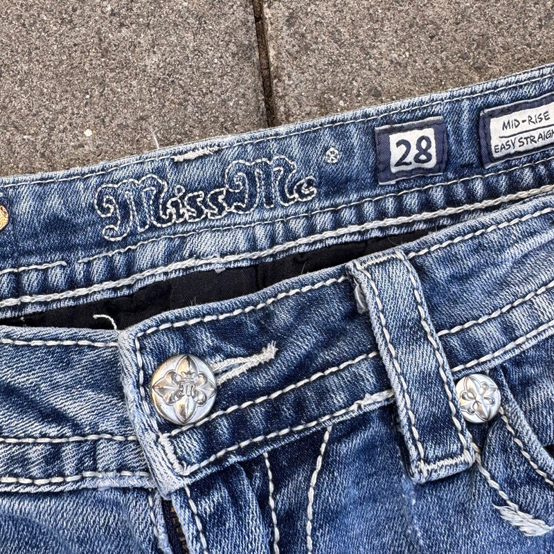 Detailansicht: Sourced limited accessories and clothes Miss Me mid rise straight Y2K jeans – Logo, Nähte oder Material