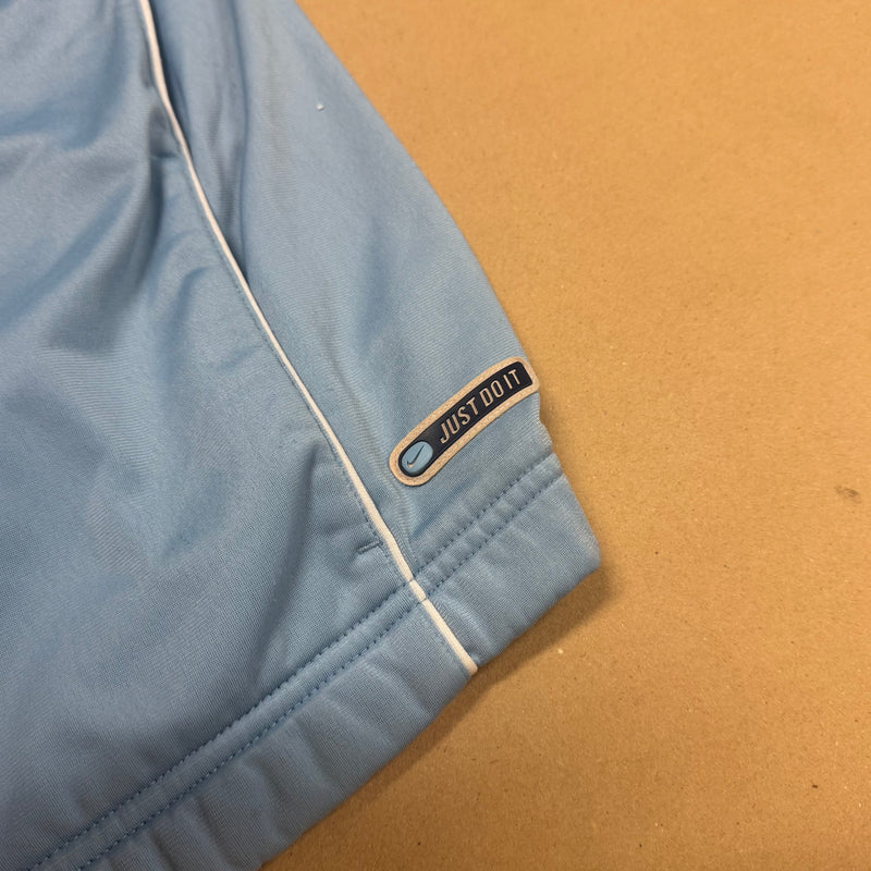 Detailansicht: Sourced limited accessories and clothes Nike “Just Do It” sky blue vintage track jacket – Logo, Nähte oder Material