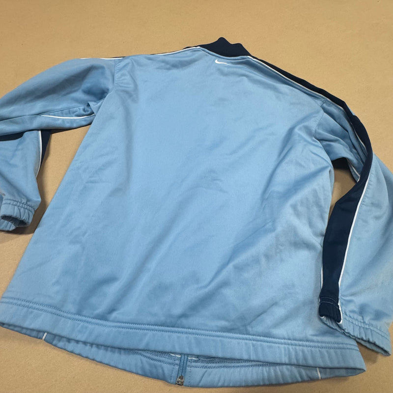 Detailansicht: Sourced limited accessories and clothes Nike “Just Do It” sky blue vintage track jacket – Logo, Nähte oder Material