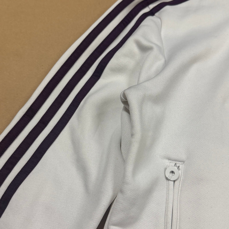 Detailansicht: Sourced limited accessories and clothes Adidas Y2K white three-stripe track jacket – Logo, Nähte oder Material