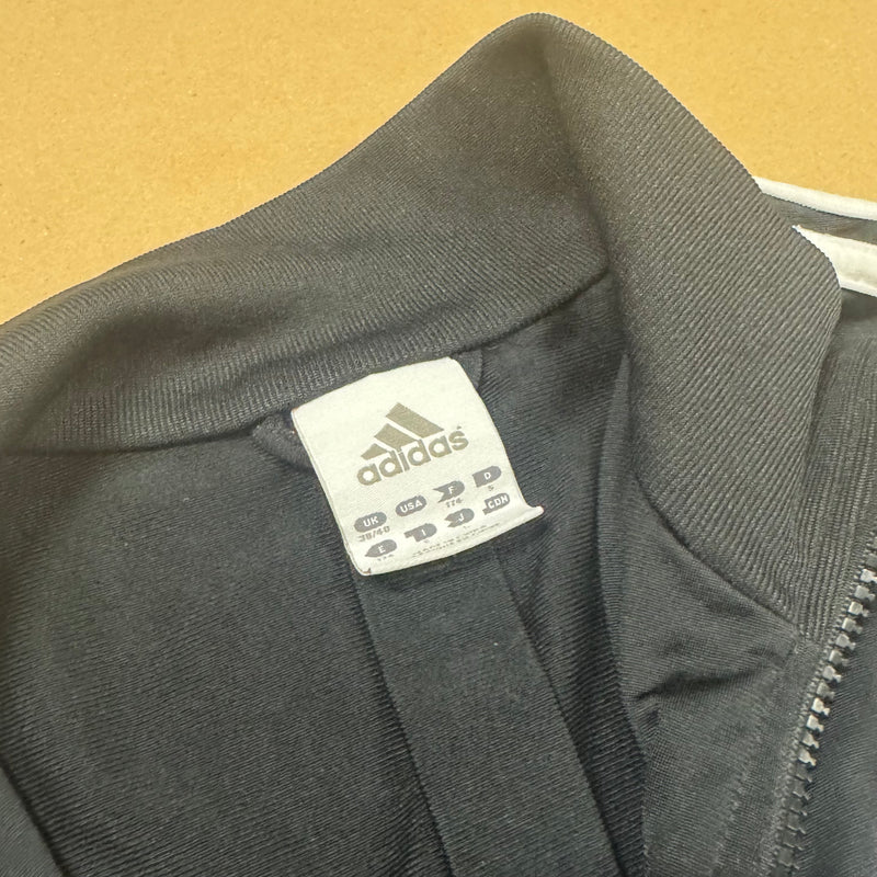 Detailansicht: Sourced limited accessories and clothes Adidas vintage blue 90s track jacket – Logo, Nähte oder Material