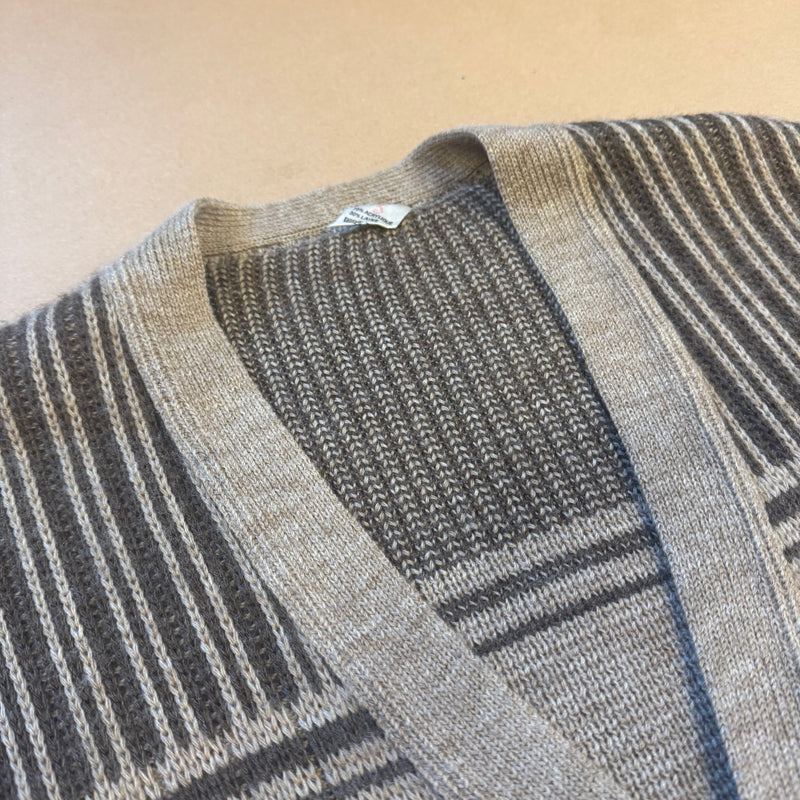Detailansicht: Sourced limited accessories and clothes Vintage knitted 90s brown cardigan – Logo, Nähte oder Material