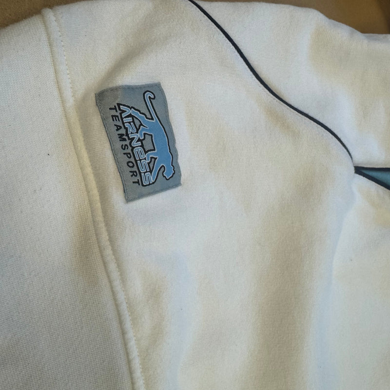 Detailansicht: Sourced limited accessories and clothes Airness streetwear white sweatshirt – Logo, Nähte oder Material
