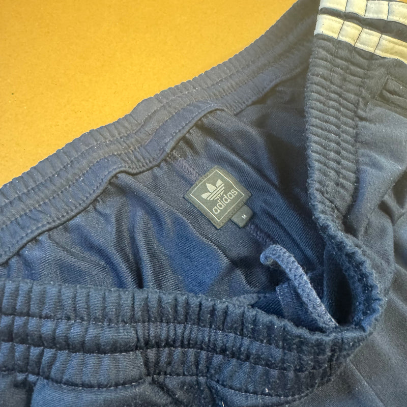 Detailansicht: Sourced limited accessories and clothes Adidas three striped vintage baggy track pants – Logo, Nähte oder Material