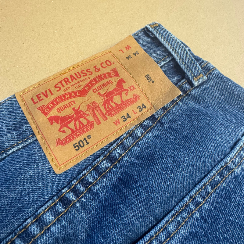 Detailansicht: Sourced limited accessories and clothes Levi Strauss vintage denim straight leg jeans – Logo, Nähte oder Material