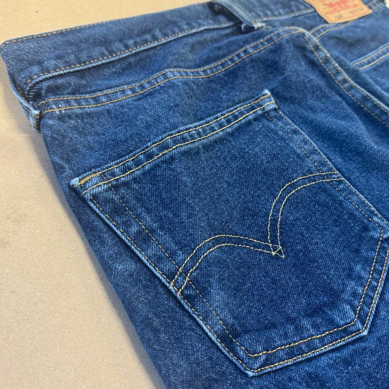 Detailansicht: Sourced limited accessories and clothes Levi Strauss denim straight leg jeans – Logo, Nähte oder Material