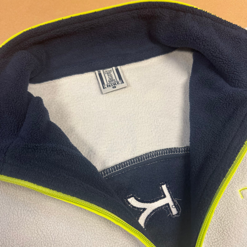 Detailansicht: Sourced limited accessories and clothes Nike vintage fleece zipped sweatshirt – Logo, Nähte oder Material