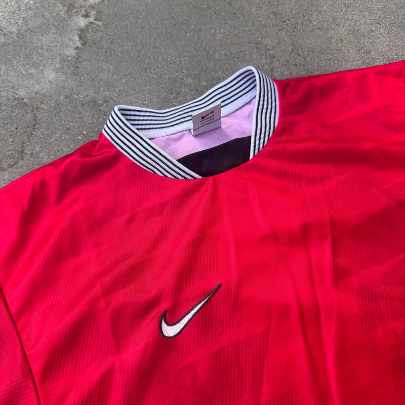 Detailansicht: Sourced limited accessories and clothes Nike vintage red jersey – Logo, Nähte oder Material
