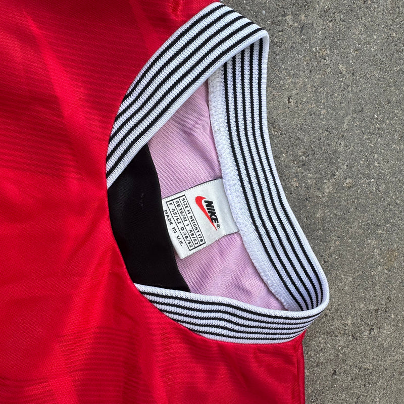 Detailansicht: Sourced limited accessories and clothes Nike vintage red jersey – Logo, Nähte oder Material